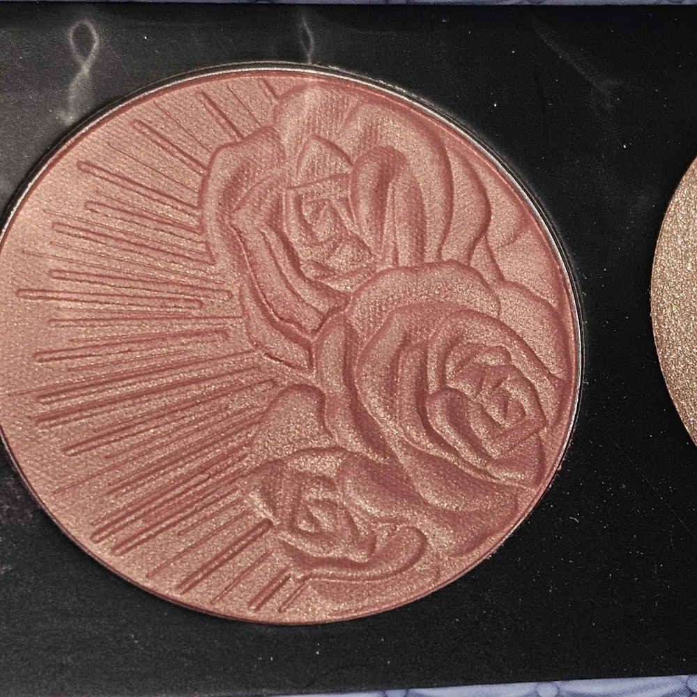 Pat McGrath Divine Blush and Glow Trio-x Bridgerton. LOVE AT FIRST BLUSH